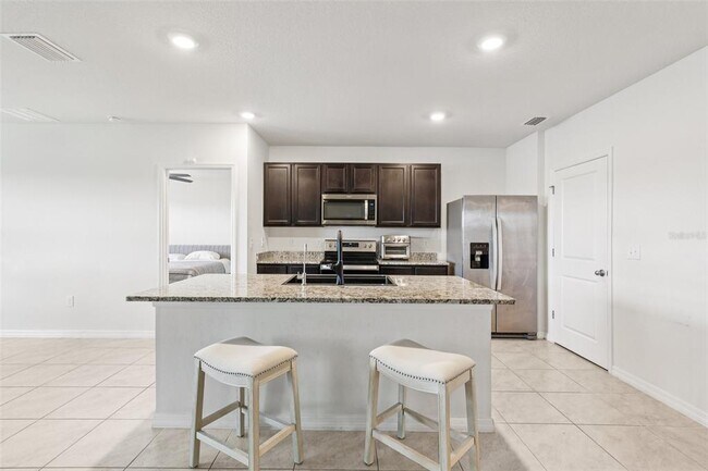 Building Photo - 15825 Mauvewood Ave