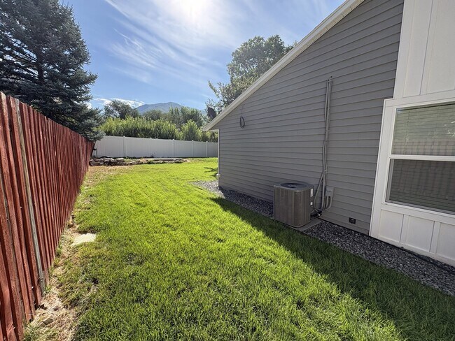 Building Photo - 765 Lupine Ct