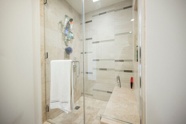 Building Photo - Wake Up to the Las Vegas Skyline – Premium 2-Bedroom Unit with Wall-to-Wall Windows
