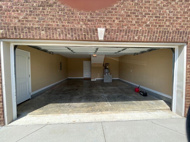 Building Photo - Executive Living!