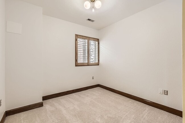 Building Photo - Spacious 4BR Townhome in Denver