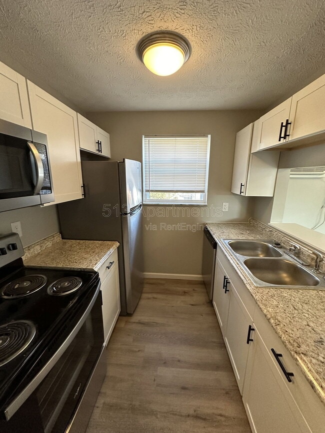 Building Photo - 6219 Graceland Ave