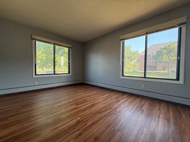 Building Photo - Spacious 2BR Edina Condo with Updated Interior, Outdoor Pool & Underground Parking