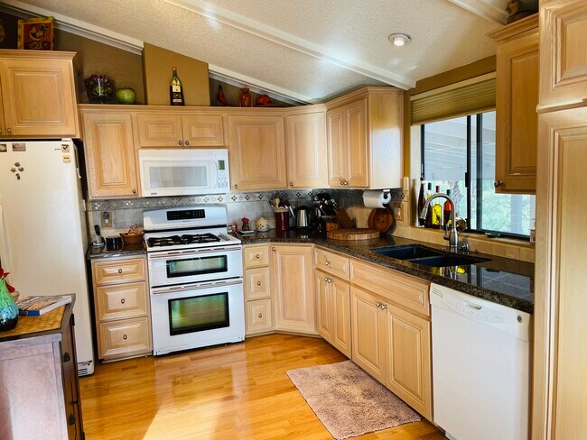 Building Photo - 229 Oak View