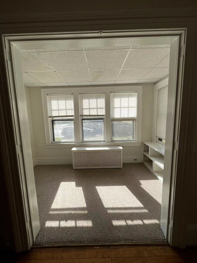 Building Photo - 1745 Sanderson Ave