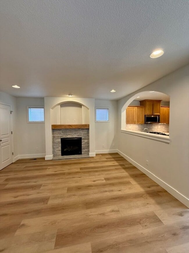 Building Photo - Beautifully renovated in NW Bend!  A/C!