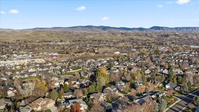 Building Photo - Quiet, Convenient, and Spacious 5 Bedroom 4 Bathroom Home