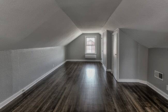 Building Photo - Amazing Aksarben Home