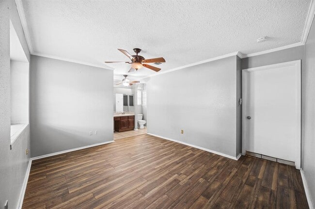 Building Photo - 16910 Glen Eagle Dr N