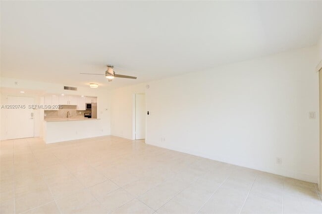 Building Photo - 200 Lakeview Dr