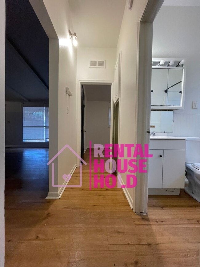 Building Photo - Beautiful 3 Bedroom Ranch~ Dearborn Heights