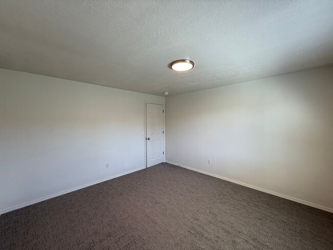 Building Photo - Freshly Updated Four Bedroom