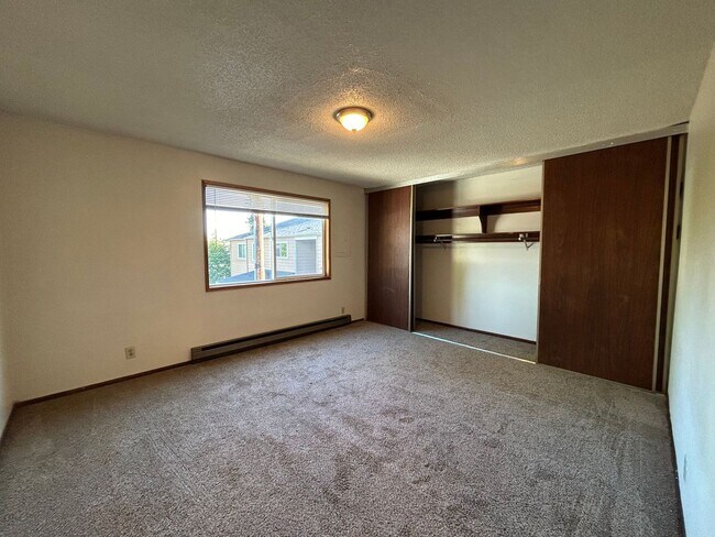 Building Photo - 1BD/1BA Apartment in Awesome Small Complex...