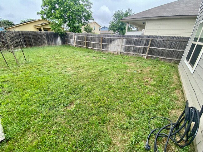Building Photo - Welcome to This 5BR/ 2.5 BA w/ GameRoom Move-in Ready Home ~ Conveniently Located to RAFB/Ft Sam!