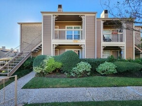 Building Photo - Beautiful 2 bedroom / 1 bath on second floor with gorgeous Houston skyline views. Stainless steel...