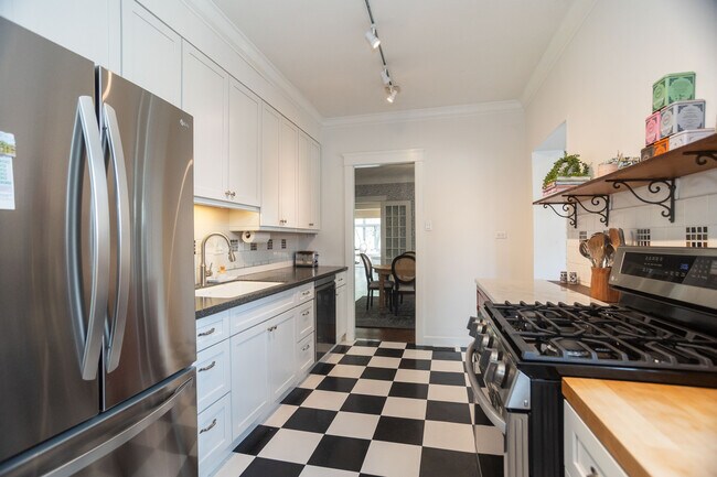 Building Photo - 901 W Ainslie St