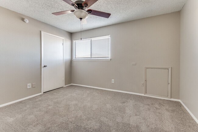 Building Photo - Charming 2-Bedroom Townhome in North Irving with Spacious 2-Car Garage