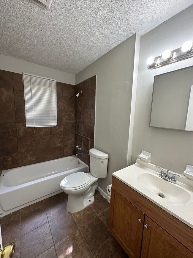 Building Photo - 2825 Shenandoah Dr