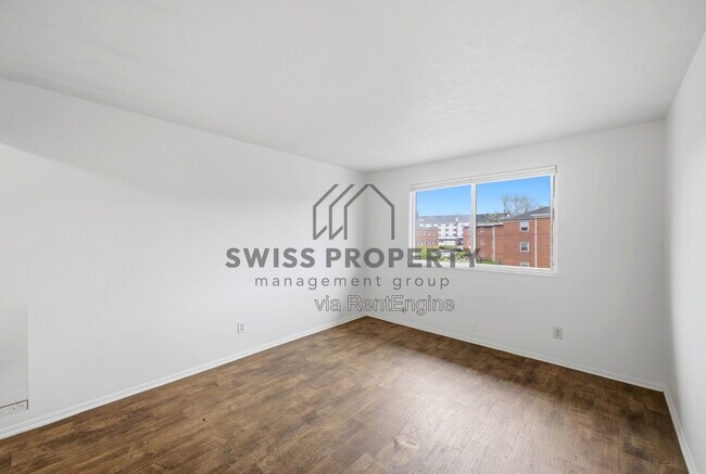 Building Photo - 544 Riverview Dr