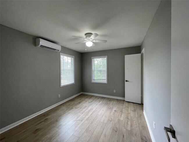 Building Photo - 2411 Bastrop St