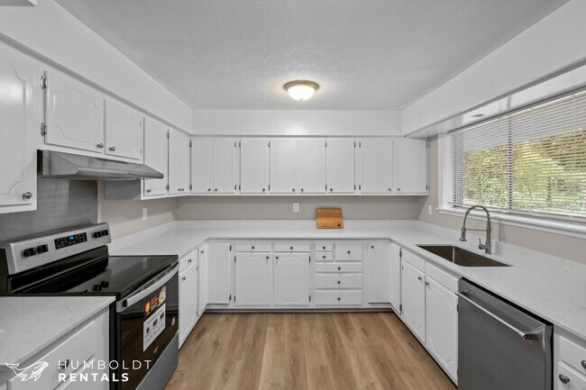 Building Photo - Chamberlain Pines