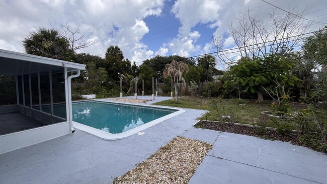 Building Photo - Charming Old Florida-Style Pool Home for Rent!