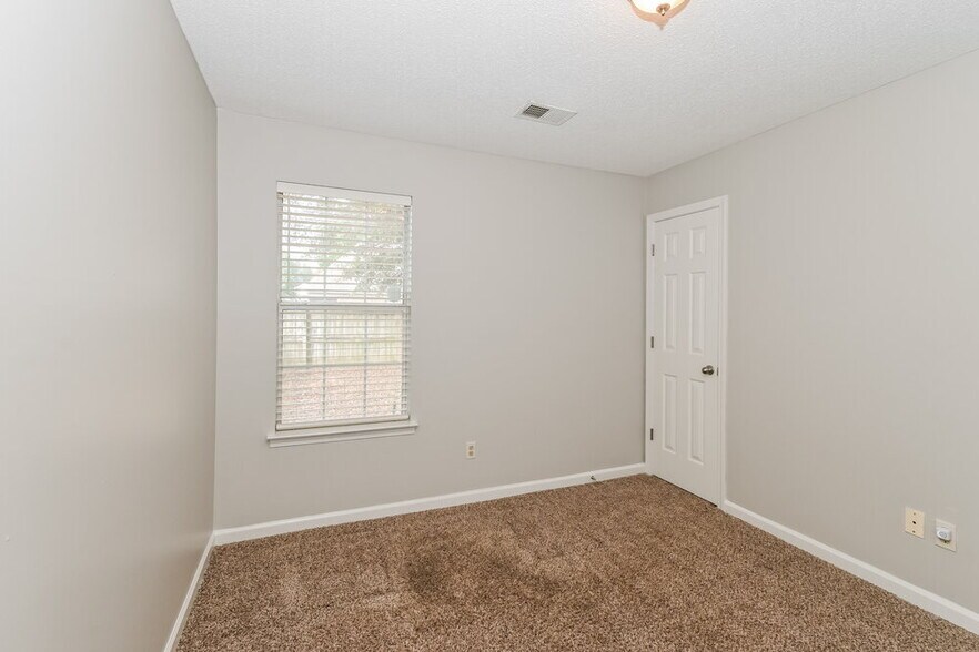 Building Photo - 8445 Clubview Dr