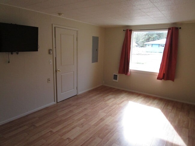 Building Photo - *APPLICATIONS PENDING* 3 Bedroom Home on 3/4 Acre - Available Soon!