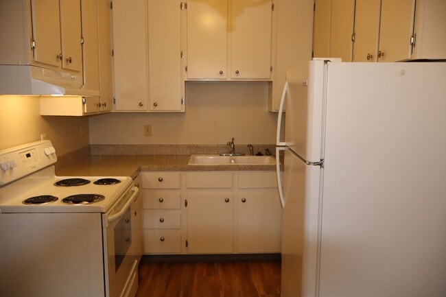 Building Photo - Limited Time: $500 Back-to-School Move-In ...