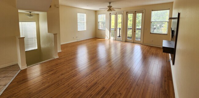 Building Photo - 3013 Pointeview Dr