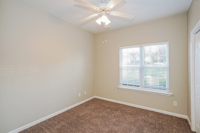 Building Photo - 1022 Seven Oaks Blvd