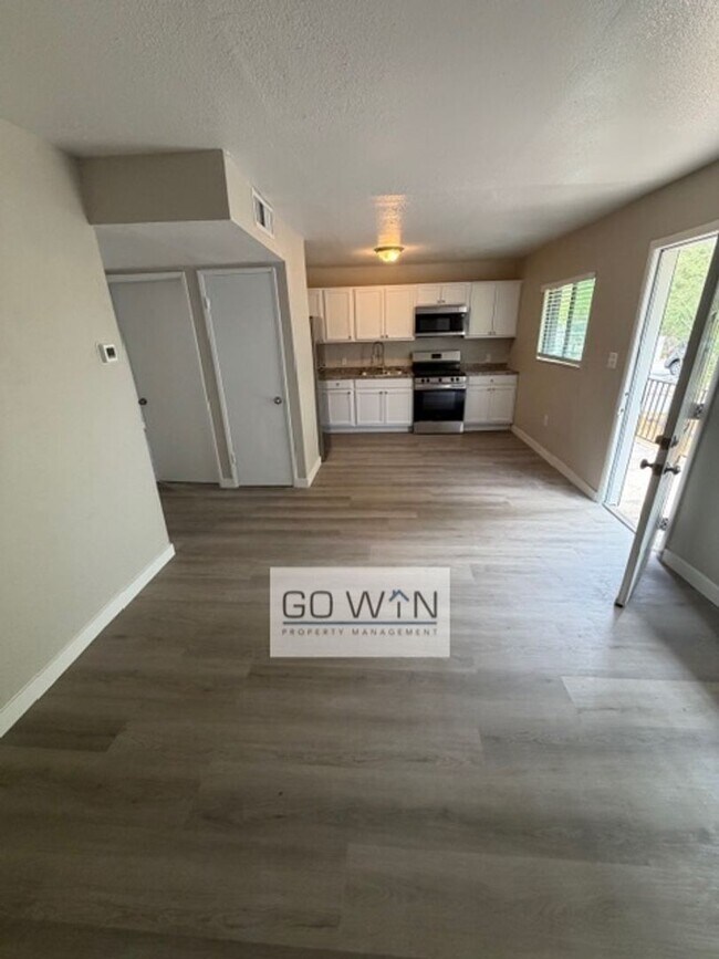 Building Photo - 1537 W Pierce St