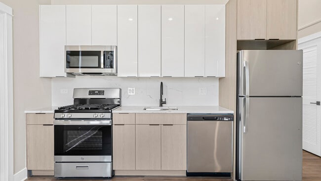 Building Photo - Spacious Rehabbed 1Bed+Office Unit in Uptown!