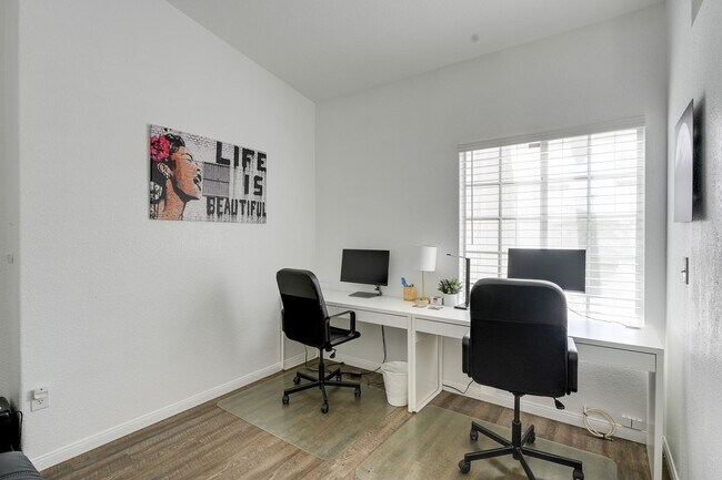 Building Photo - Fully Furnished Single-Story Gem – Spaciou...