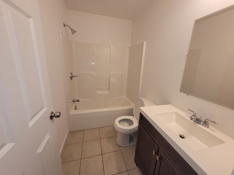 Building Photo - 1008 Fieldstone Ln