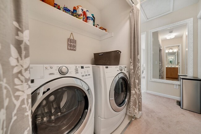 Building Photo - 3 bedroom home with large, fenced backyard convenient to RTP!