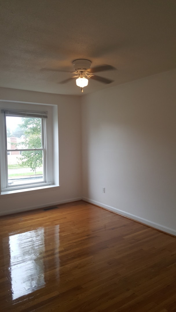 Building Photo - Virginia Beach- 3 Bed / 1.5 Bath end unit townhouse in Green Run