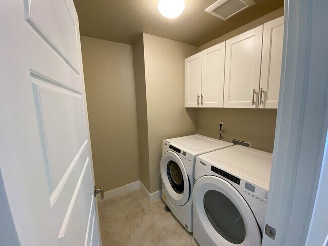 Building Photo - Stunning 4-Bedroom Duplex in Desirable Alpine Vista Neighborhood