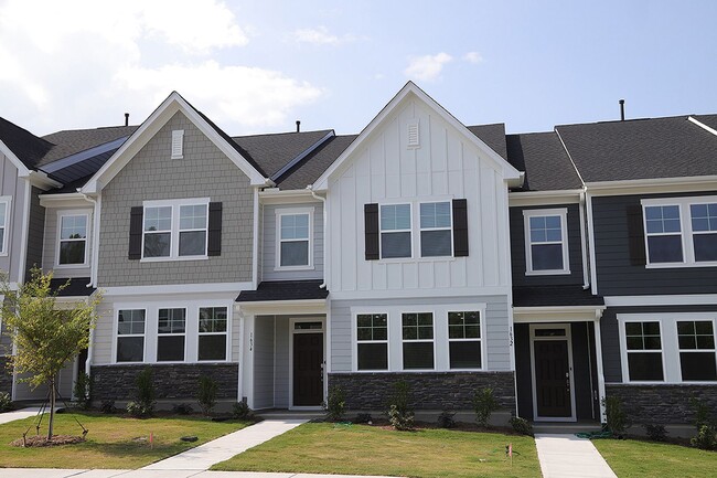 Primary Photo - Beautiful 3 Bed+Bonus+2 Car Garage Townhom...