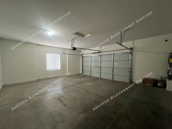 Building Photo - Spacious 3-Bedroom Plus Den in Prime Glend...