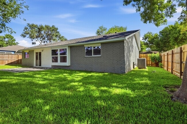 Building Photo - 4767 Beechaven St