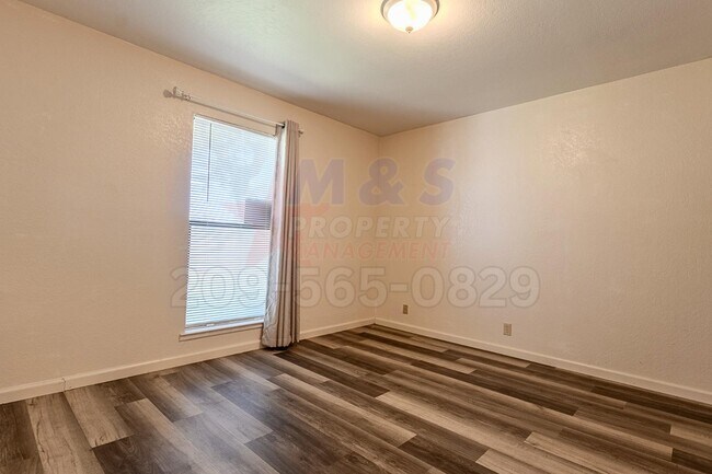 Building Photo - 302 Lovell Way