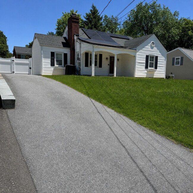 Building Photo - 9905 Edgehill Ln