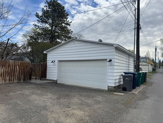 Building Photo - Spacious Home with Great Location