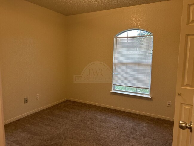 Building Photo - 4004 Riverrock Dr