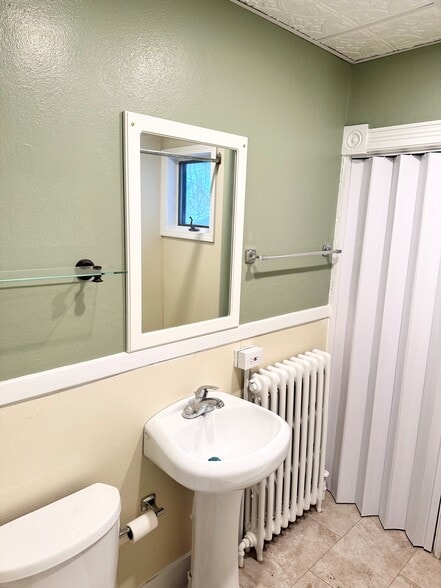 Building Photo - 423 Gotham St