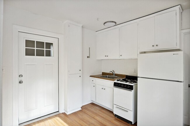 Building Photo - 2704 Garfield Ave