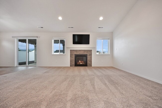 Building Photo - Bright 3-Bedroom Retreat with 2 Full Baths...