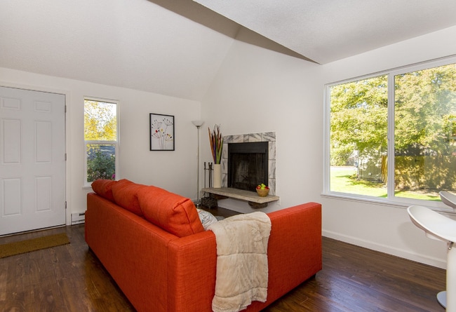 Building Photo - Townhouse style condo in Beaverton!