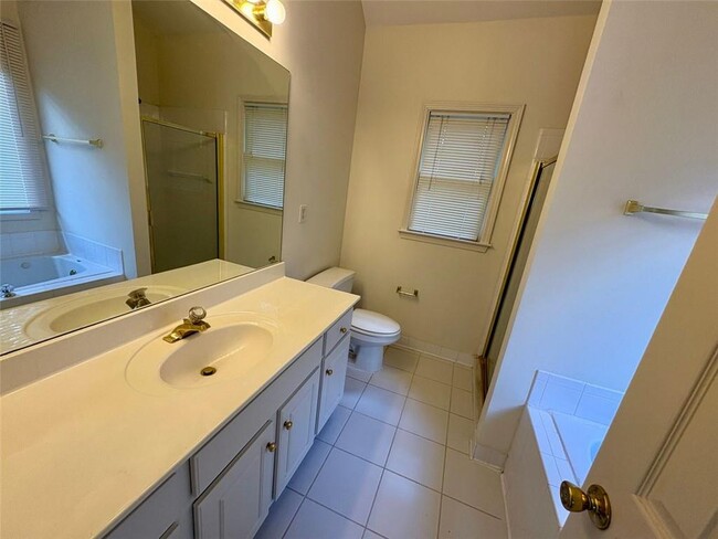 Building Photo - 3202 Oaktree Ct NW